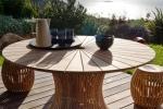 Ambientazione da esterno: Unopiù Swing tavolo e pouf in teak