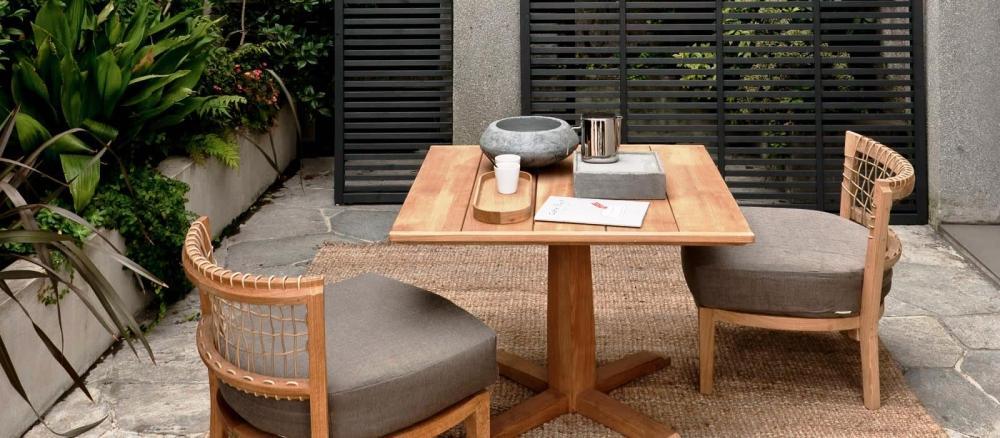 Unopiù arredi esterni in legno naturale: tavolo quadrato e ampie sedute