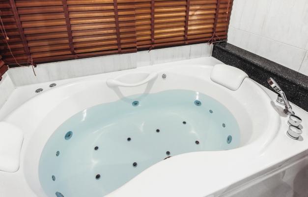 Installare la vasca idromassaggio Vasca idromassaggio fai da te