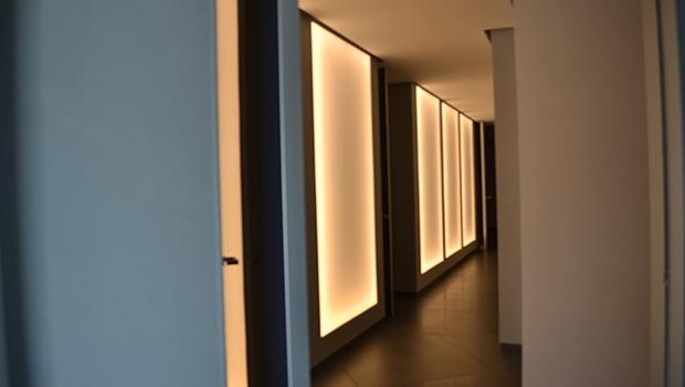 Corridoio illuminato dai pannelli - foto di Enkos srl impresa edile