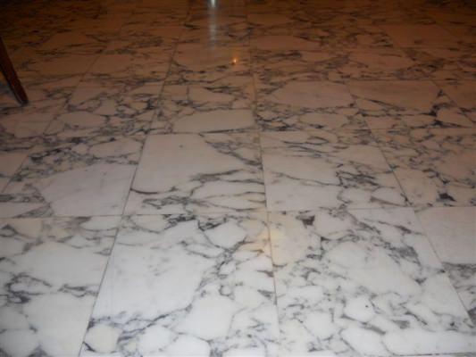 Pavimento in marmo bianco by Marmi ZEM