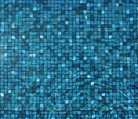Mosaico per rivestire l'interno della piscina