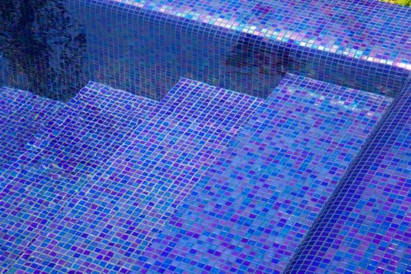 Scale in piscina rivestite con tessere di mosaico