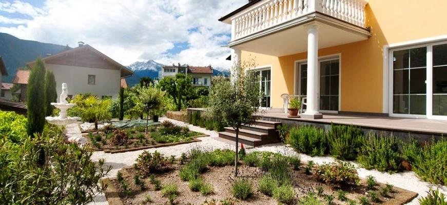 Mussner Garden Design: villa con spazi decorativi in ghiaia