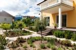 Mussner Garden Design: villa con spazi decorativi in ghiaia