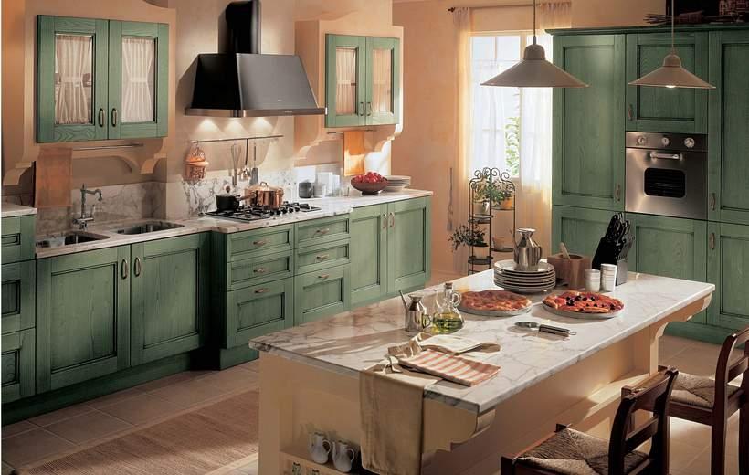 La cucina Certosa tinta verde di Febal diventa country