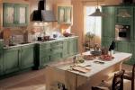 La cucina Certosa tinta verde di Febal diventa country