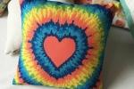 Cuscino tie dye a cuore di ThrowpillowShome