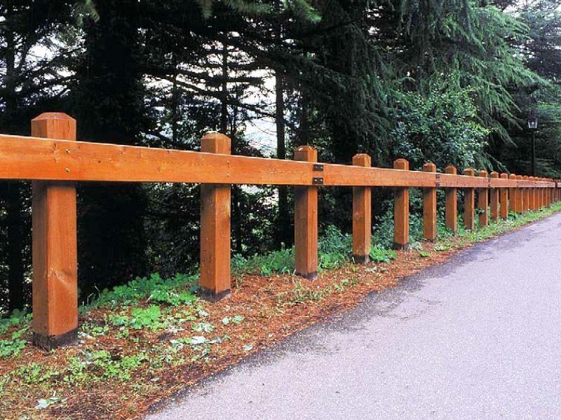 Staccionata Poppi Marinelli: colonne a sezione quadrata in legno di pino Nordico