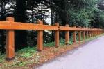 Staccionata Poppi Marinelli: colonne a sezione quadrata in legno di pino Nordico
