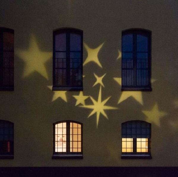Facciata decorata per Natale con proiettore Luminal Park