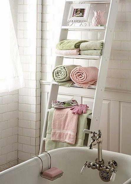 Basta una scaletta per riporre gli asciugamani, da bagnidalmondo.com