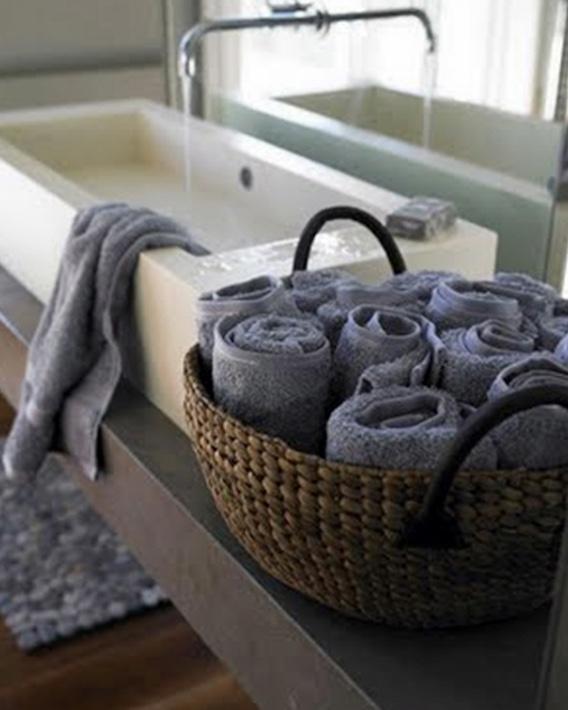 Arrotolare gli asciugamani e metterli in una cesta, da bagnidalmondo.com
