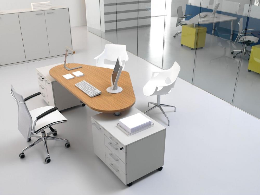 Falegnameria Gazzurelli: scrivania a cuore su basi office