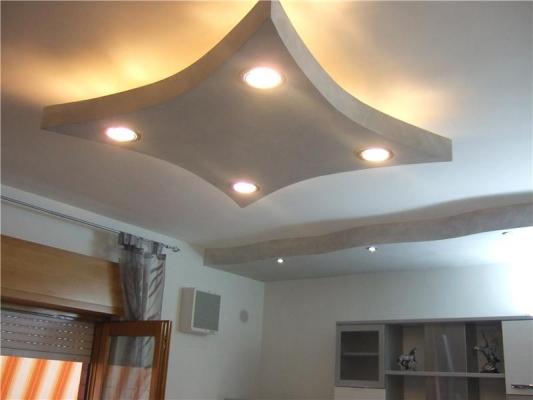 Controsoffitto sospeso in cartongesso Controsoffitto in cartongesso con faretti