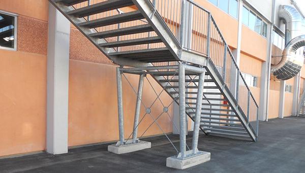 Scale di sicurezza in ferro: caratteristiche e collocazione Scale esterne prefabbricate acciaio