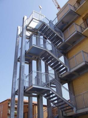 Scale di sicurezza in ferro: caratteristiche e collocazione Foto di scale
