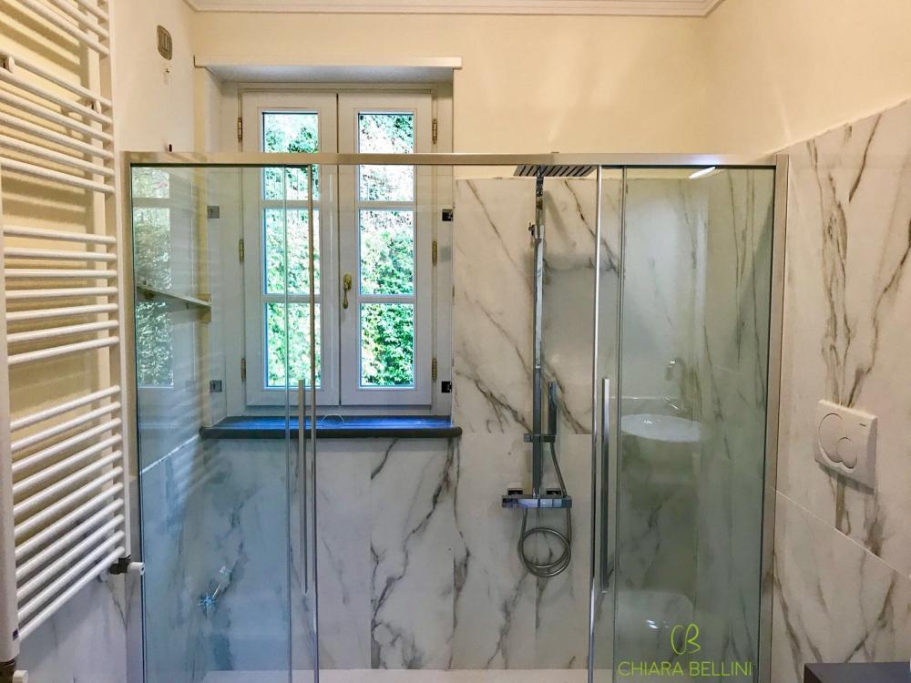 Una soluzione bella e sicura per inglobare la finestra nella doccia