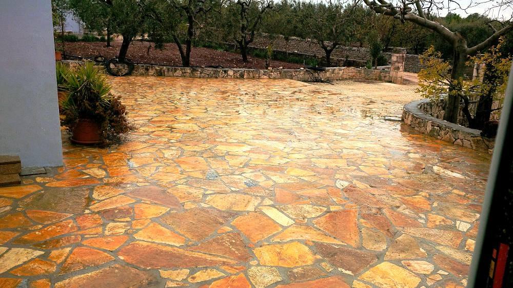 Pavimento con lastra albanese grezza a mosaico, di Pietra Ambiente