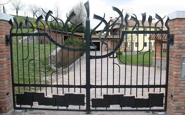 Tessaro Group cancello in ferro con decori stilizzati