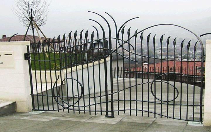 Cancello in metallo decorato con un design sinuoso, by Tessaro