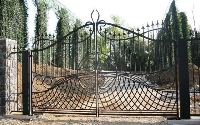Cancello decorato in ferro battuto, di Tessaro