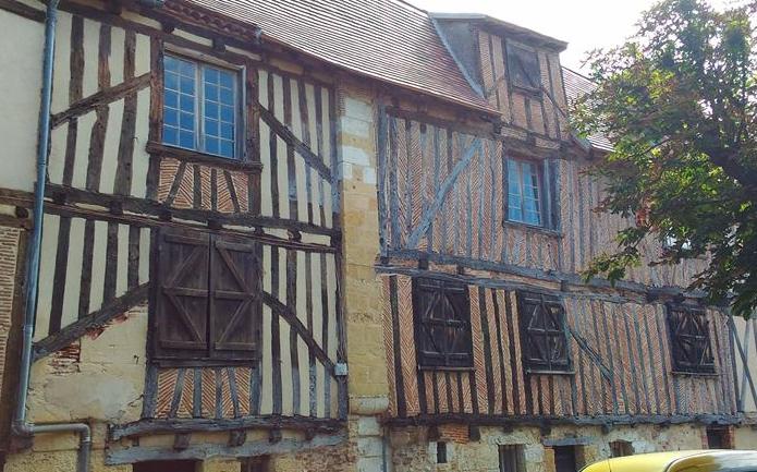 Francia: case medievali a graticcio con tamponamento in opus spicatum