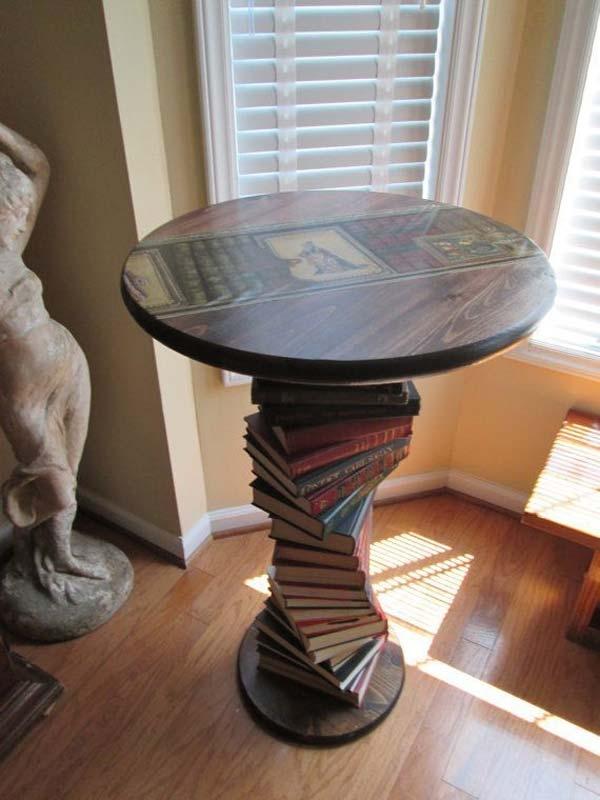 I libri possono essere usati al posto della gambe del tavolo, da refurbished-ideas.com
