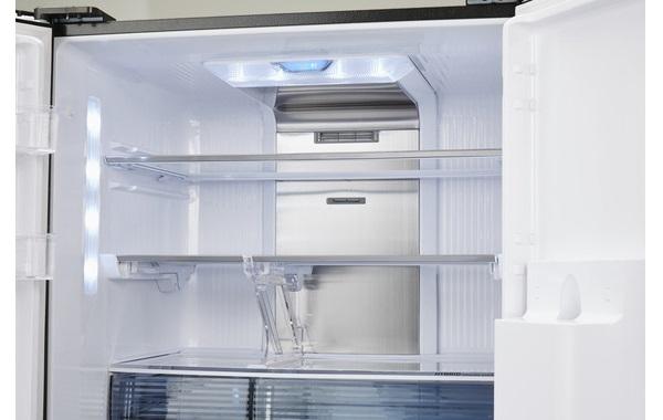Interno de frigorifero a 4 porte Sharp