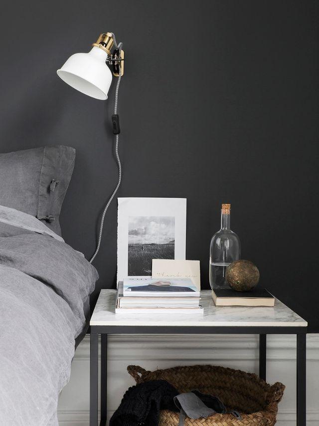 Luce diretta con la lampada da parete in camera, da Ikea