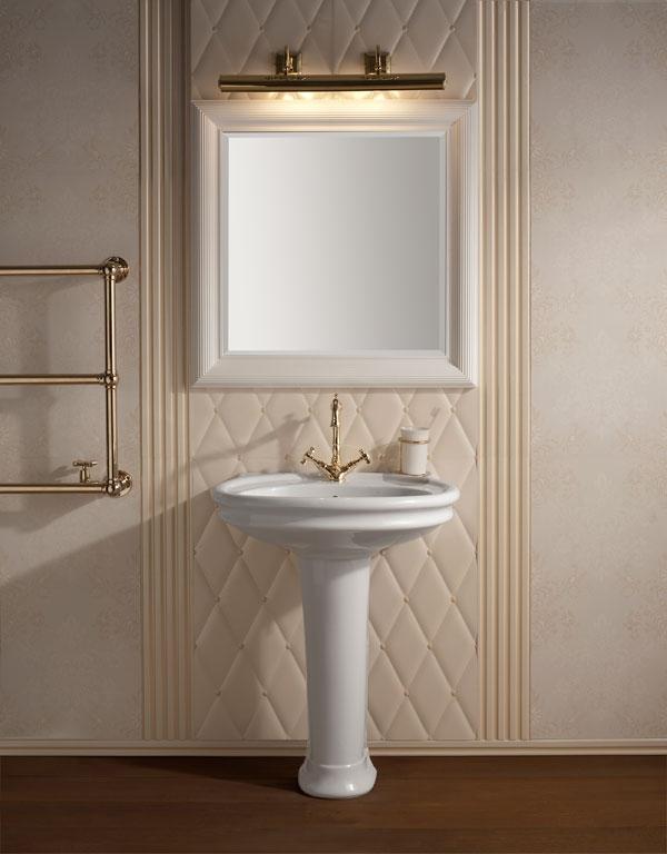 Lampada da parete per illuminare lo specchio in bagno, da Gentry Home