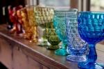 Bicchieri spaiati: un arcobaleno in tavola, da missmatchrentals.com