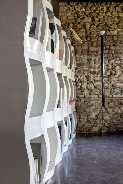 Libreria modulare bifacciale in ABS, da Magis