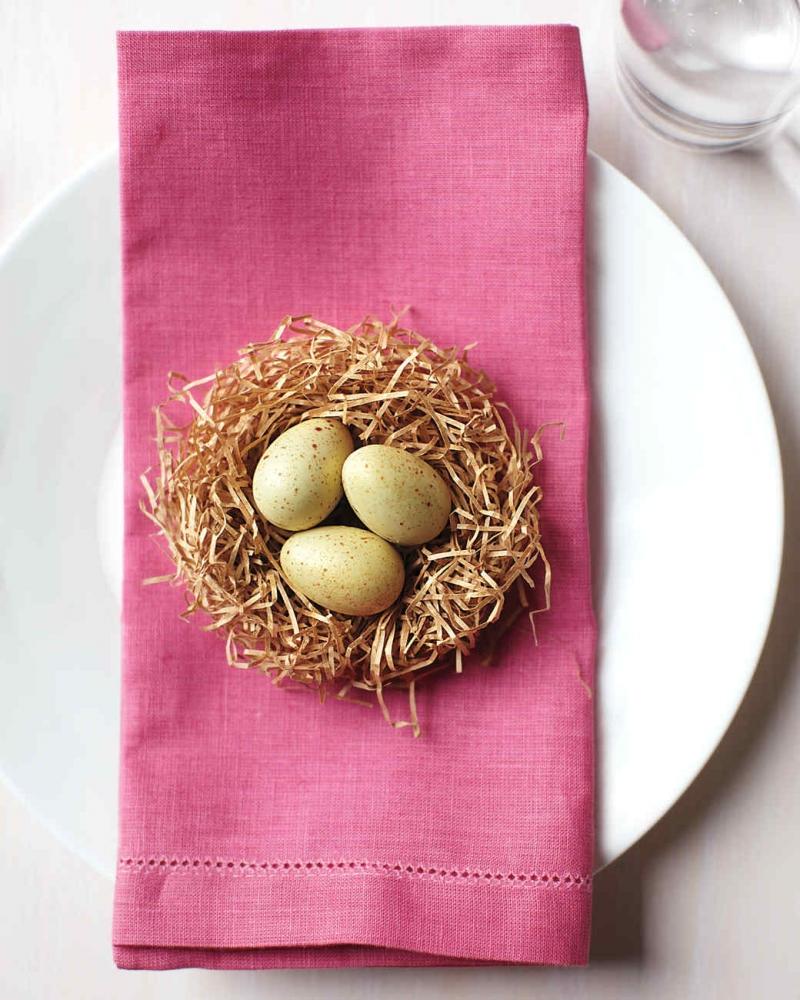 Un nido con le uova sul tovagliolo, da marthastewart.com