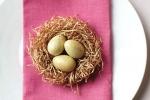 Un nido con le uova sul tovagliolo, da marthastewart.com