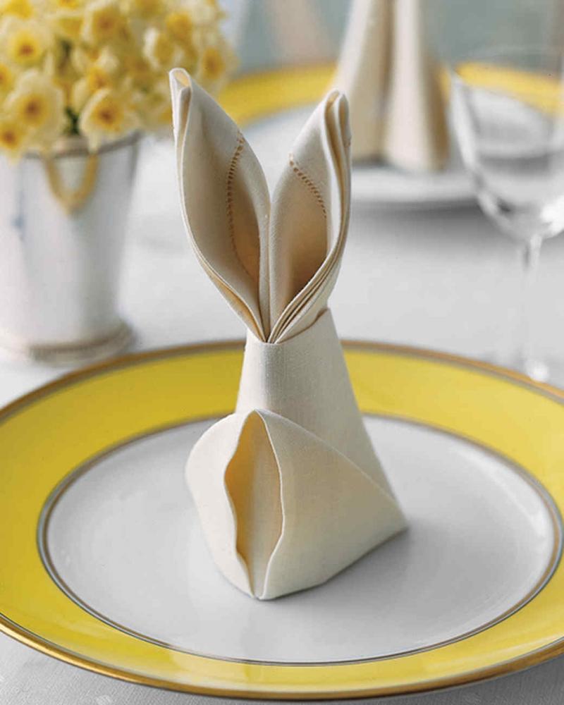Tovagliolo a forma di coniglietto origami, da marthastewart.com