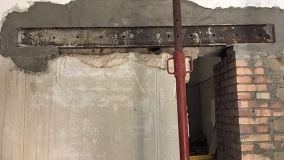 Costruzione di una piattabanda per l'apertura di un vano su muro portante