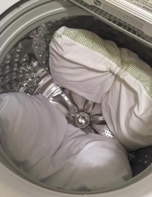Lavare e smacchiare i cuscini ingialliti in lavatrice, da thehappierhomemaker.com