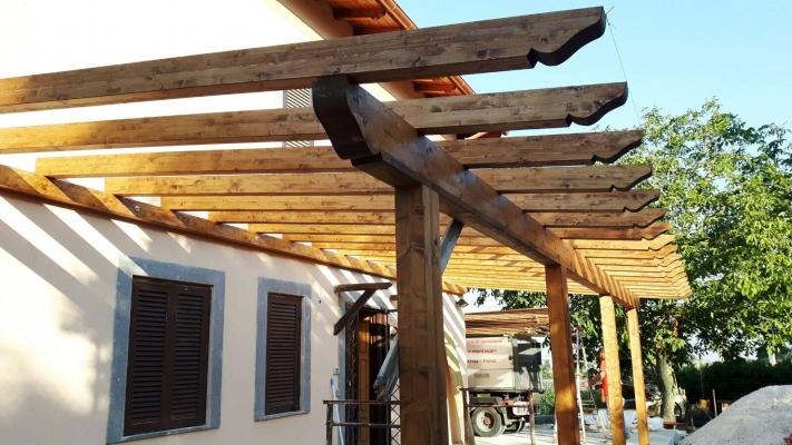 Terrazzo con pergolato in legno su misura Pergolati in legno per terrazzi