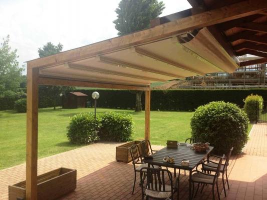 Terrazzo con pergolato in legno su misura Pergolati in legno per terrazzi