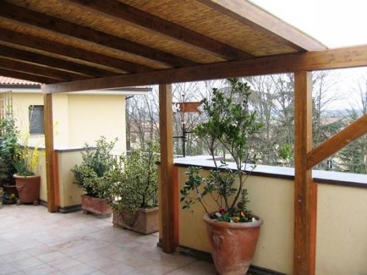 Terrazzo con pergolato in legno su misura Coperture in legno per terrazzi