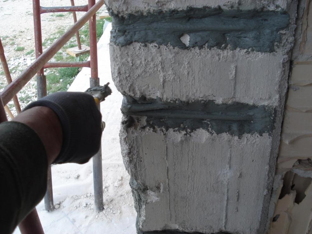 Malta anticorrosione su un pilastro di cemento armato ammalorato, Diasen