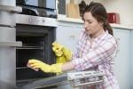 Come utilizzare correttamente i prodotti per pulire il forno