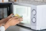 Pulire il forno a microonde con acqua e limone
