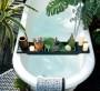 Basta un'asse di legno per realizzare un angolo green nella vasca da bagno, da Pinterest