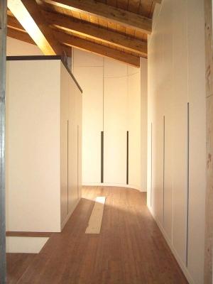 Armadio legno laccato per corridoio in mansarda, di Sala Attilio