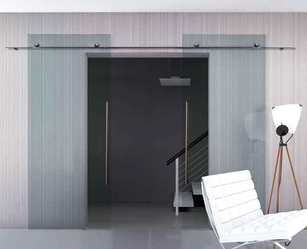 Disimpegno con porte scorrevoli a vetro esterno parete, di MR Art Design