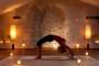 Candele e luci soffuse sono consigliate per fare yoga la sera