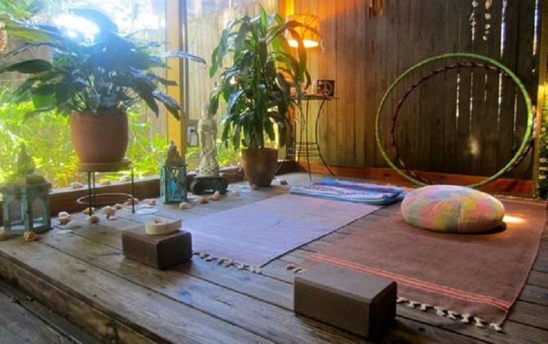 Possiamo sfruttare anche gli spazi esterni della casa per ricreare un angolo yoga