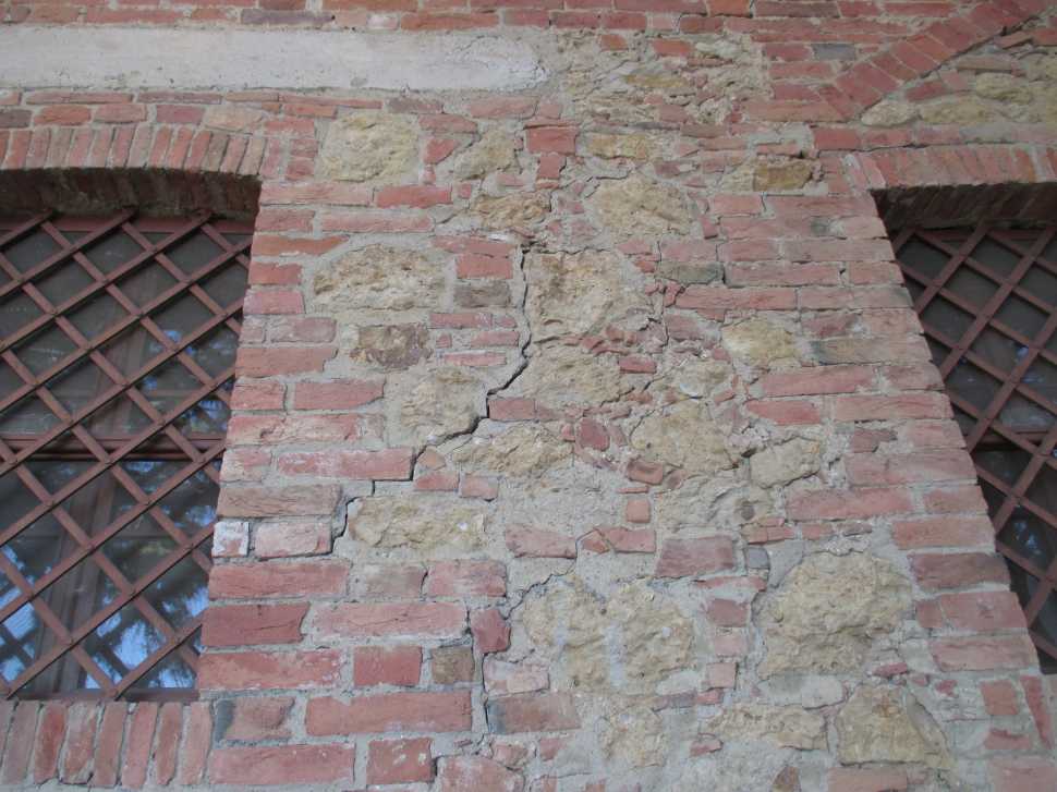 Subsidencia en los cimientos, las grietas en las paredes